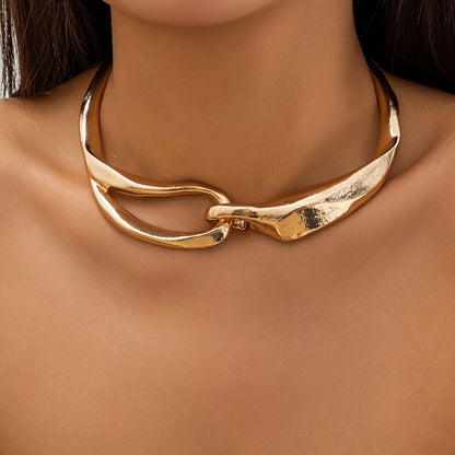 Luna Curve Choker