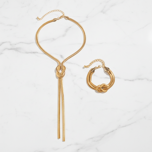 Conjunto de joias douradas em fundo de mármore branco