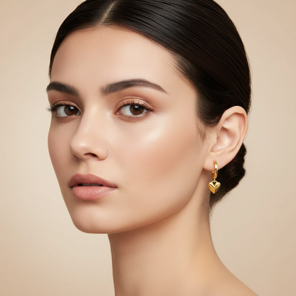 Modelo com brincos de coração nas duas orelhas