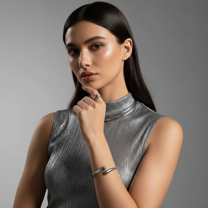 Modelo com conjunto prata e roupa sensual