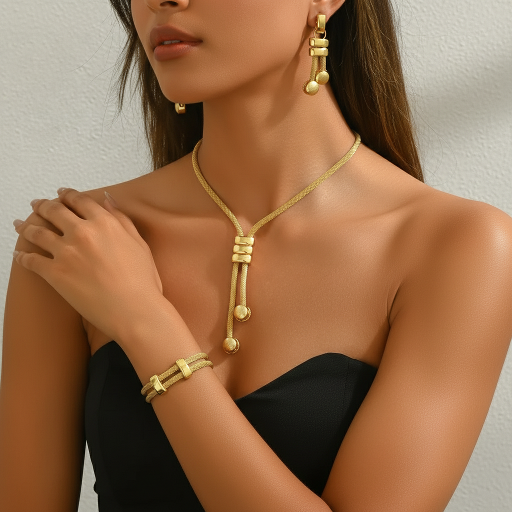 Modelo negra usando conjunto de joias - close-up